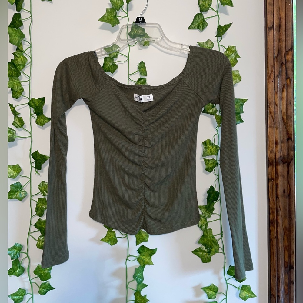 •long sleeve off the shoulder ruched middle blouse•
